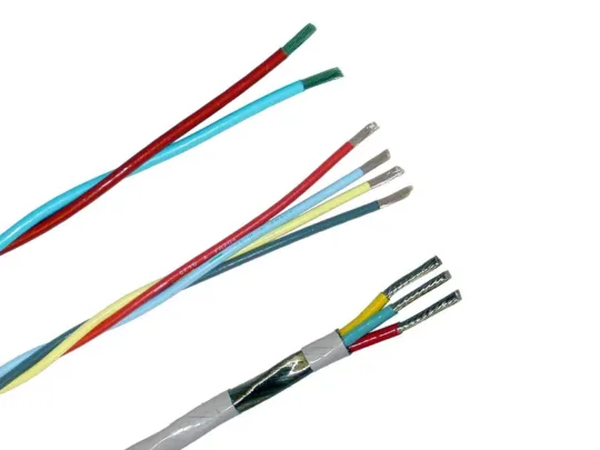 Mehrfarbige, isolierte Kupferkabel mit abisolierten Enden; blaue, rote, gelbe und grüne Drähte für elektrische Installationen.