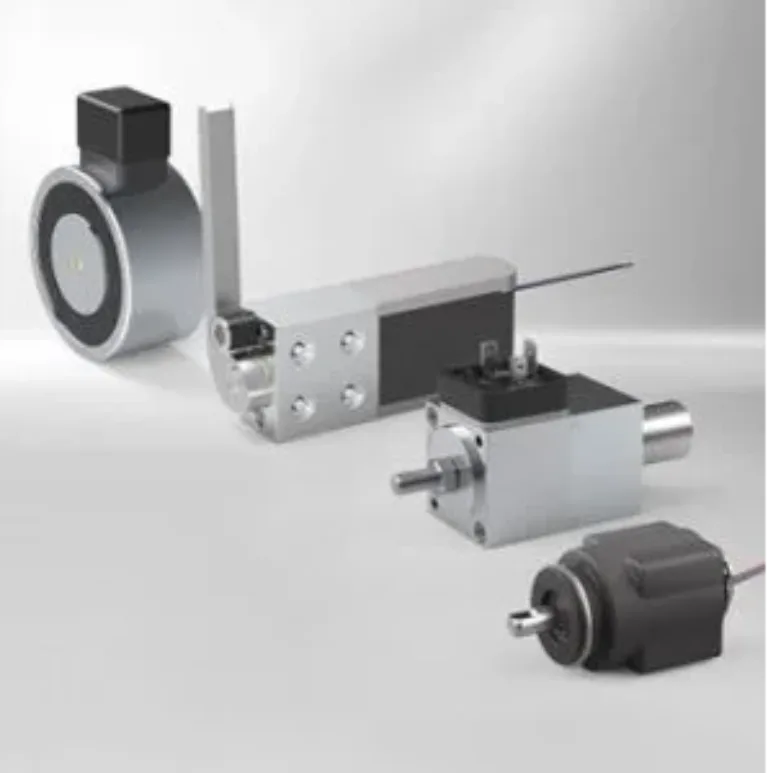 Verschiedene elektronische Komponenten und Motoren auf grauem Hintergrund, optimiert für Technikanwendungen.