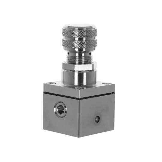 Quadratischer Hydraulikanschluss aus Metall mit geriffeltem Drehverschluss, glänzend, silberfarben, auf weißem Hintergrund.